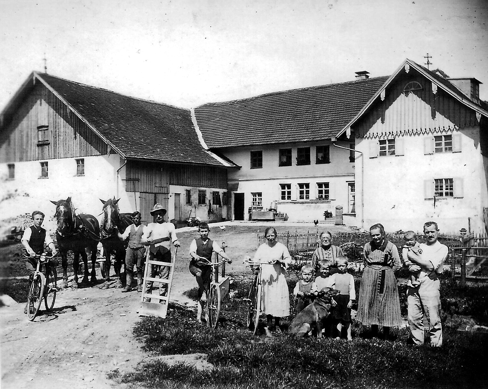 Mühlenhof 1929. Rechts Joseph Anton und Veronika Hummel mit Familie, links Knechte und Müllergesellen.